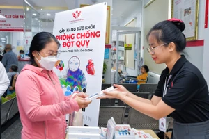 Hàng nghìn quyển Cẩm nang phòng chống đột quỵ được trao tay người dân tại Cần Thơ. Ảnh: BVCC.