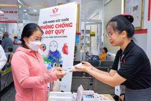 Hàng nghìn quyển Cẩm nang phòng chống đột quỵ được trao tay người dân tại Cần Thơ. Ảnh: BVCC.