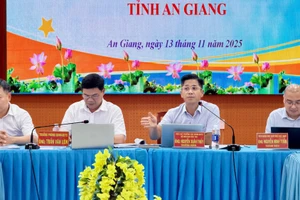 Đoàn khảo sát thực tế của Bộ Giáo dục và Đào tạo làm việc tại tỉnh An Giang.