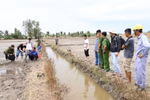 Lực lượng chức năng tổ chức khám nghiệm hiện trường tại xã Châu Phong, tỉnh An Giang. Ảnh: Tiến Tầm.