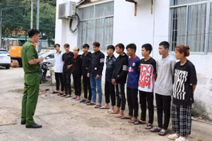 Lực lượng Công an lấy lời khai các đối tượng. Ảnh: Tiến Dũng.