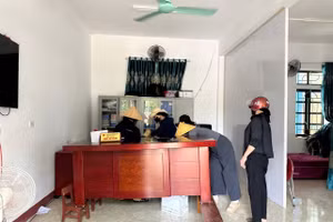 Giáo viên các trường học tại Hà Tĩnh di dời đồ dùng, cơ sở vật chất đến nơi an toàn.