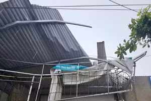 Một số nhà dân tại xã Đông Kinh bị lốc xoáy làm tốc mái.