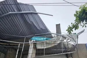 Một số nhà dân tại xã Đông Kinh bị lốc xoáy làm tốc mái.