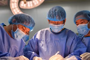 Với sự hỗ trợ của các chuyên gia từ Bệnh viện Trung ương Huế, Bệnh viện Đa khoa TP Cần Thơ đã thực hiện thành công ca ghép thận đầu tiên. Ảnh: BVCC.