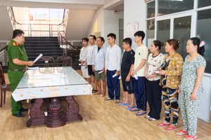 Cơ quan điều tra đọc lệnh bắt bị can để tạm giam. Ảnh: Công an Cần Thơ.