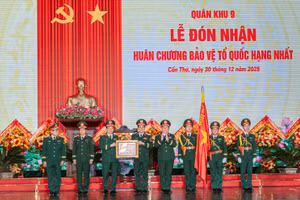 Đại tướng Nguyễn Trọng Nghĩa thay mặt lãnh đạo Đảng, Nhà nước trao Huân chương Bảo vệ Tổ quốc hạng Nhất tặng Lực lượng vũ trang Quân khu 9.