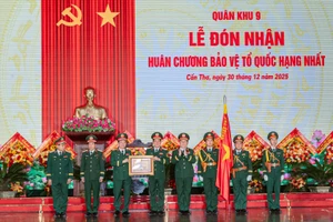 Đại tướng Nguyễn Trọng Nghĩa thay mặt lãnh đạo Đảng, Nhà nước trao Huân chương Bảo vệ Tổ quốc hạng Nhất tặng Lực lượng vũ trang Quân khu 9.