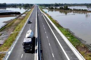 Cao tốc Cần Thơ - Cà Mau nhìn từ trên cao.