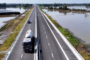 Cao tốc Cần Thơ - Cà Mau nhìn từ trên cao.