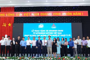 Các đại biểu chụp ảnh tại buổi lễ.