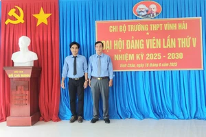 Anh Lý Thanh Khởi (bên phải) chụp ảnh kỷ niệm cùng với Đảng viên của Chi bộ Trường THPT Vĩnh Hải.