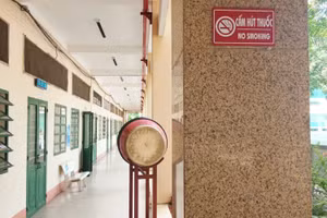 Trường THPT Vĩnh Thạnh (TP Cần Thơ) trang bị các bảng cấm hút thuốc để nhắc nhở, tuyên truyền cho học sinh.