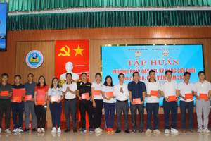 129 giáo viên Hà Tĩnh hoàn thành tập huấn dạy bơi, kỹ năng phòng chống đuối nước.