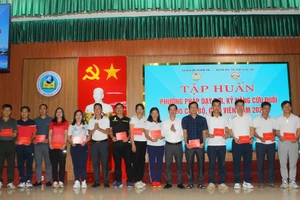 129 giáo viên Hà Tĩnh hoàn thành tập huấn dạy bơi, kỹ năng phòng chống đuối nước.