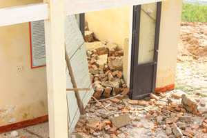 Dãy nhà phòng học bộ môn trường THCS Sơn Lộc (xã Xuân Lộc, Hà Tĩnh) bị hư hỏng sau bão.