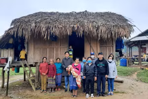 Thầy Đỗ Đức Thuần trao tiền hỗ trợ cho gia đình có cháu bé bị bệnh u não tại làng Ho (huyện Lệ Thủy, tỉnh Quảng Bình).
