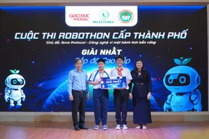 Ông Nguyễn Phúc Tăng và bà Võ Thị Hiền trao giải Nhất (Cao cấp) cho Đội Trường THCS Đoàn Thị Điểm.
