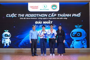 Ông Nguyễn Phúc Tăng và bà Võ Thị Hiền trao giải Nhất (Cao cấp) cho Đội Trường THCS Đoàn Thị Điểm.