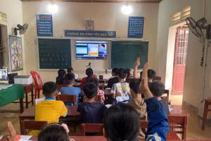 Lớp học Tiếng Anh trực tuyến tại Điểm trường Phú Lâm (Trường Tiểu học Phú Gia, Hà Tĩnh).