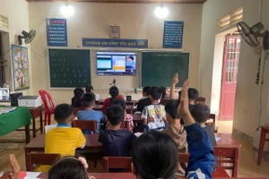 Lớp học Tiếng Anh trực tuyến tại Điểm trường Phú Lâm (Trường Tiểu học Phú Gia, Hà Tĩnh).