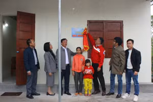 Báo Giáo dục và Thời đại trao 2 mái ấm trước thềm Xuân mới.