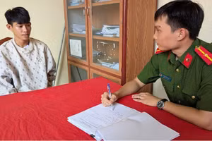 Đối tượng Phạm Duy Thanh (Nhơn Mỹ, An Giang) tại cơ quan Công an.