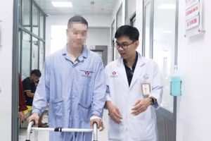 BS Nguyễn Trần Duy, hướng dẫn bệnh nhân tập đi trở lại sau mổ. Ảnh: BVCC.