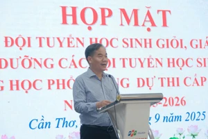 Ông Nguyễn Phúc Tăng, Phó Giám đốc Sở GD&ĐT TP Cần Thơ phát biểu tại buổi họp mặt. Ảnh: Yến Phương.