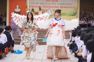 Học sinh trình diễn trang phục tái chế.