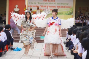 Học sinh trình diễn trang phục tái chế.