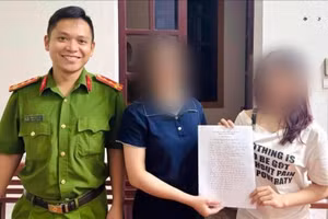 Công an xã Cẩm Bình trao trả lại số tiền chuyển nhầm cho chị Đ.T.H.V. (Ảnh CA Hà Tĩnh).