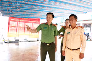 Đại tá Đào Hải Đăng (trái), Phó Giám đốc Công an tỉnh An Giang, kiểm tra thực tế phương án công tác phân luồng, điều tiết giao thông.