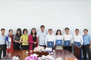 Đoàn công tác của Báo Giáo dục và Thời đại cùng đại diện Trường Cao đẳng Kiên Giang chụp ảnh lưu niệm.