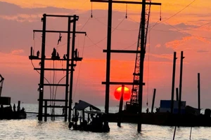 Cán bộ, kỹ sư công nhân EVNSPC, Công ty Điện lực An Giang và các đơn vị liên quan khẩn trương thi công ngày, đêm để khắc phục sự cố cáp ngầm 110kV Hà Tiên - Phú Quốc.