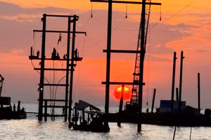 Cán bộ, kỹ sư công nhân EVNSPC, Công ty Điện lực An Giang và các đơn vị liên quan khẩn trương thi công ngày, đêm để khắc phục sự cố cáp ngầm 110kV Hà Tiên - Phú Quốc.