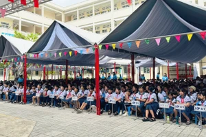 Học sinh chăm chú lắng nghe, tiếp thu các nội dung chia sẻ tại buổi tọa đàm.