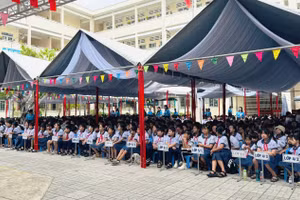 Học sinh chăm chú lắng nghe, tiếp thu các nội dung chia sẻ tại buổi tọa đàm.