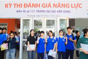 Các thí sinh tự tin dự Kỳ thi đánh giá năng lực tại cụm thi Trường Đại học Kiên Giang.