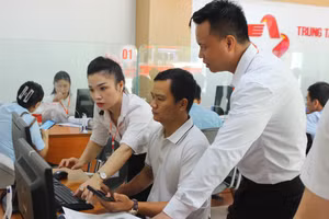 Cán bộ Trung tâm Phục vụ hành chính công phường Thành Sen hỗ trợ người dân làm thủ tục.