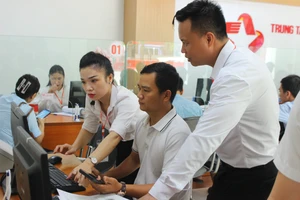 Cán bộ Trung tâm Phục vụ hành chính công phường Thành Sen hỗ trợ người dân làm thủ tục.