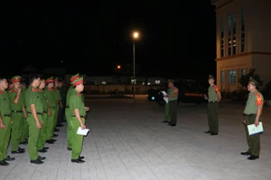 Kiểm tra quân số ứng trực, trang thiết bị và phương tiện tại Phòng An ninh đối ngoại. Ảnh: Tiến Dũng.