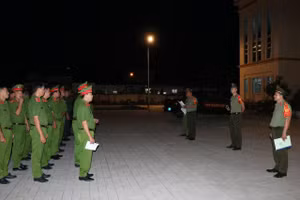 Kiểm tra quân số ứng trực, trang thiết bị và phương tiện tại Phòng An ninh đối ngoại. Ảnh: Tiến Dũng.