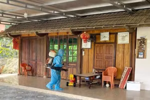 Nhân viên y tế huyện Hương Khê (Hà Tĩnh) phun độc khử trùng khu vực hộ gia đình có ca nghi nhiễm.