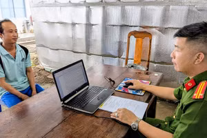 Cán bộ đang ghi lời khai đối tượng Nguyễn Văn Phúc. Ảnh: Công an An Giang.