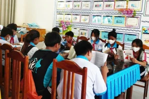 Học sinh Trường THCS Lương An Trà (An Giang) đọc sách tại thư viện. 