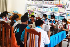 Học sinh Trường THCS Lương An Trà (An Giang) đọc sách tại thư viện. 