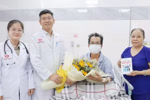 Bác sĩ Nguyễn Mạnh Cường chúc mừng bệnh nhân đã được cứu sống sau cơn nguy kịch ngưng tim, ngưng thở. Ảnh: Bệnh viện cung cấp.