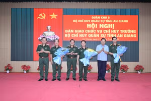 Hội nghị Bàn giao chức vụ Chỉ huy trưởng Bộ CHQS tỉnh An Giang.