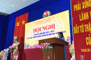 Bà La Thị Thúy, Giám đốc Sở GD&ĐT tỉnh Vĩnh Long phát biểu tại Hội nghị. Ảnh: Tuyết Khoa.